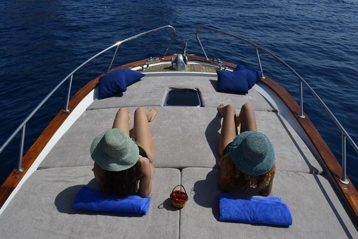 dva lidé sedící na přední straně lodi