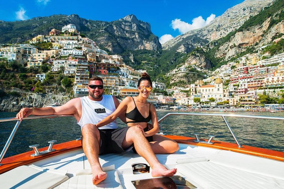 ein Mann und eine Frau sitzen auf einem Boot im Wasser