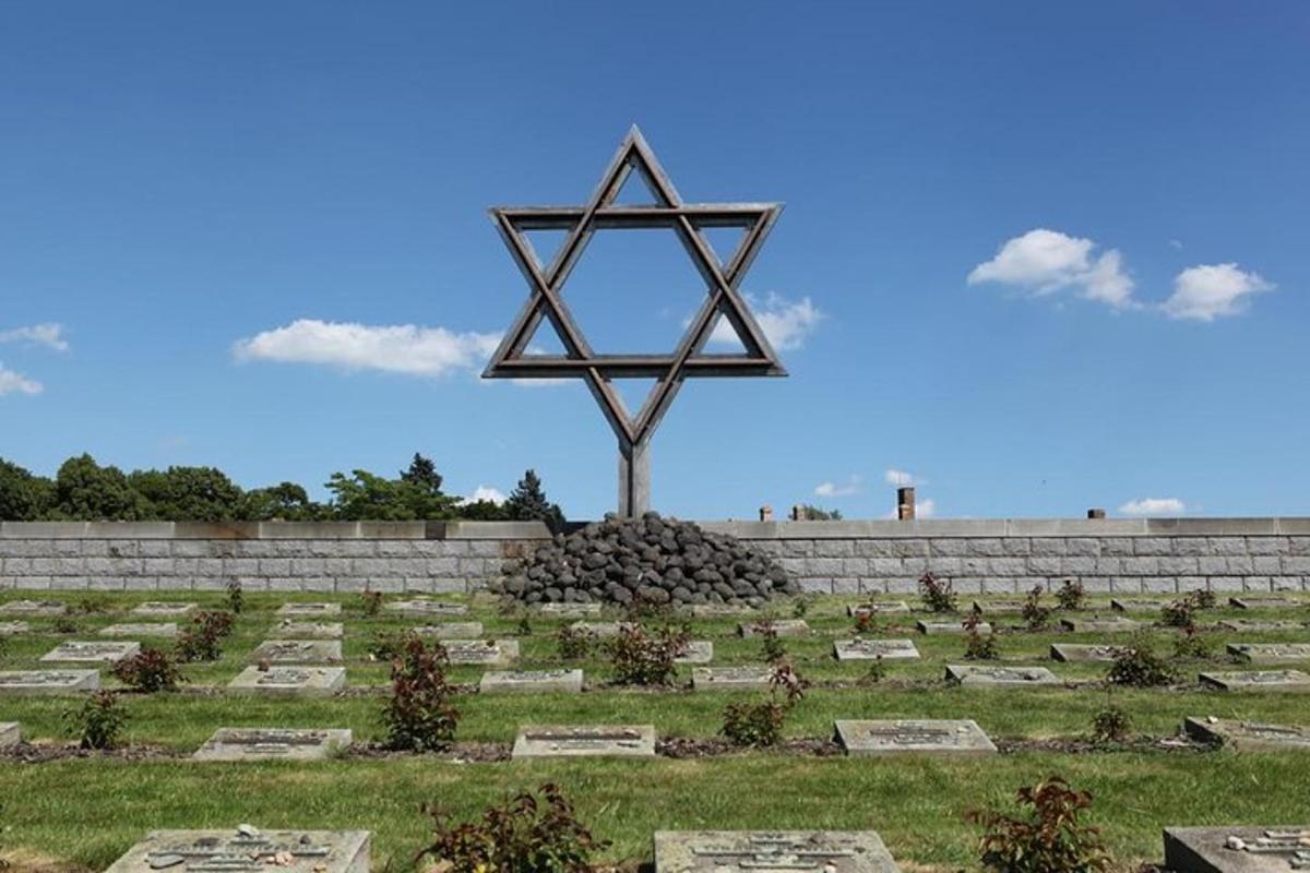 ein Kreuz mitten auf einem Friedhof