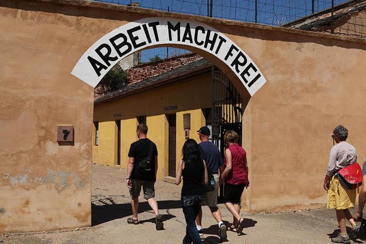 eine Gruppe von Menschen stehen außerhalb einer Reparaturwerkstatt