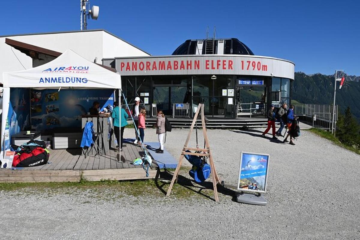 grupp inimesi, kes seisavad hoone ees