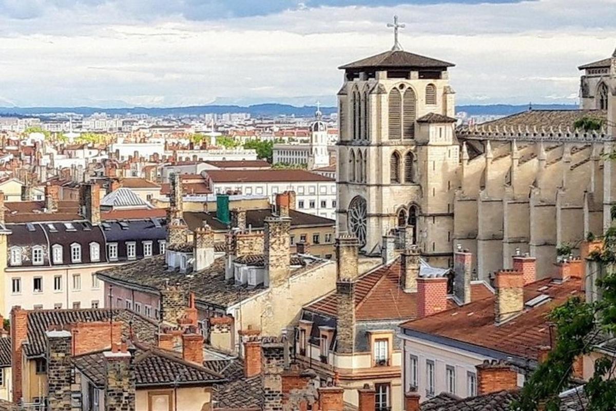 una vista di una città con una chiesa e degli edifici