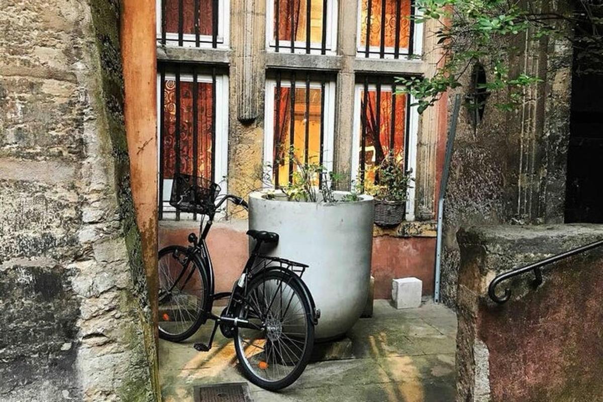 una bicicletta parcheggiata davanti a un edificio con una finestra