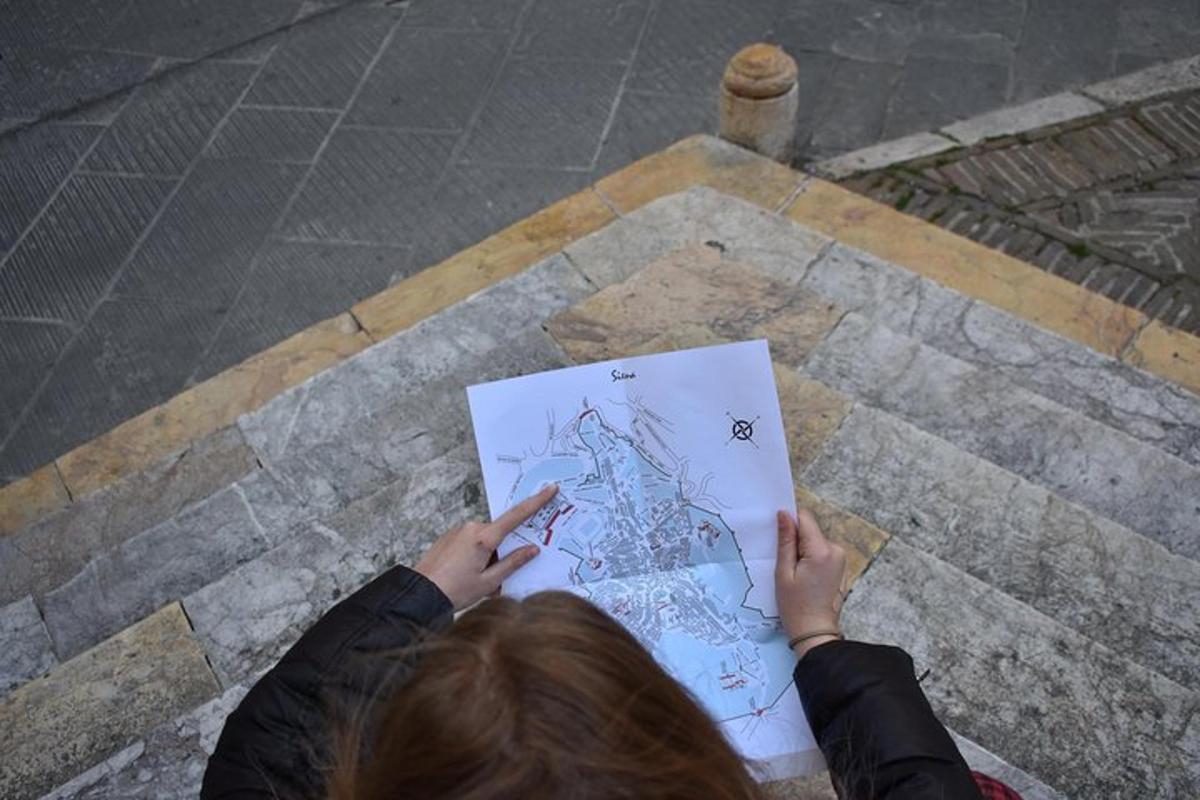 un bambino sdraiato a terra che tiene in mano un disegno