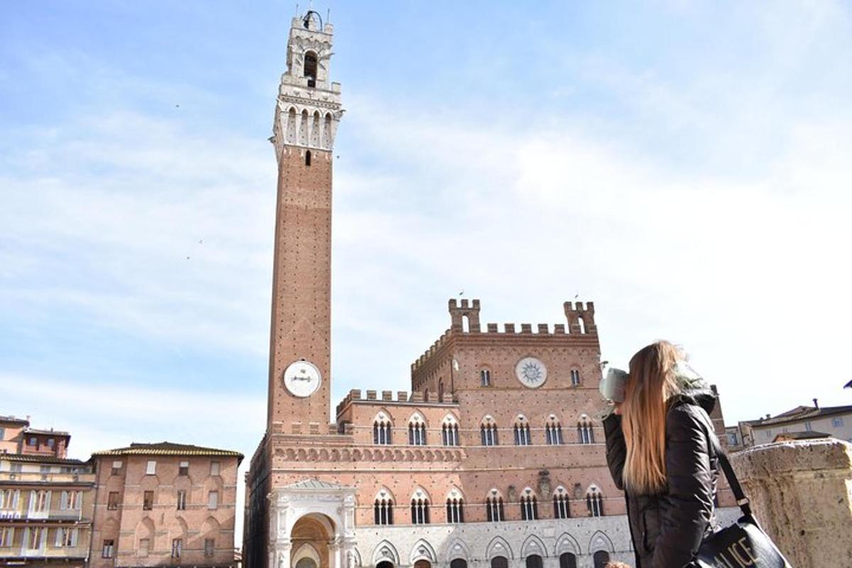 una donna in piedi davanti a un edificio con una torre dell'orologio