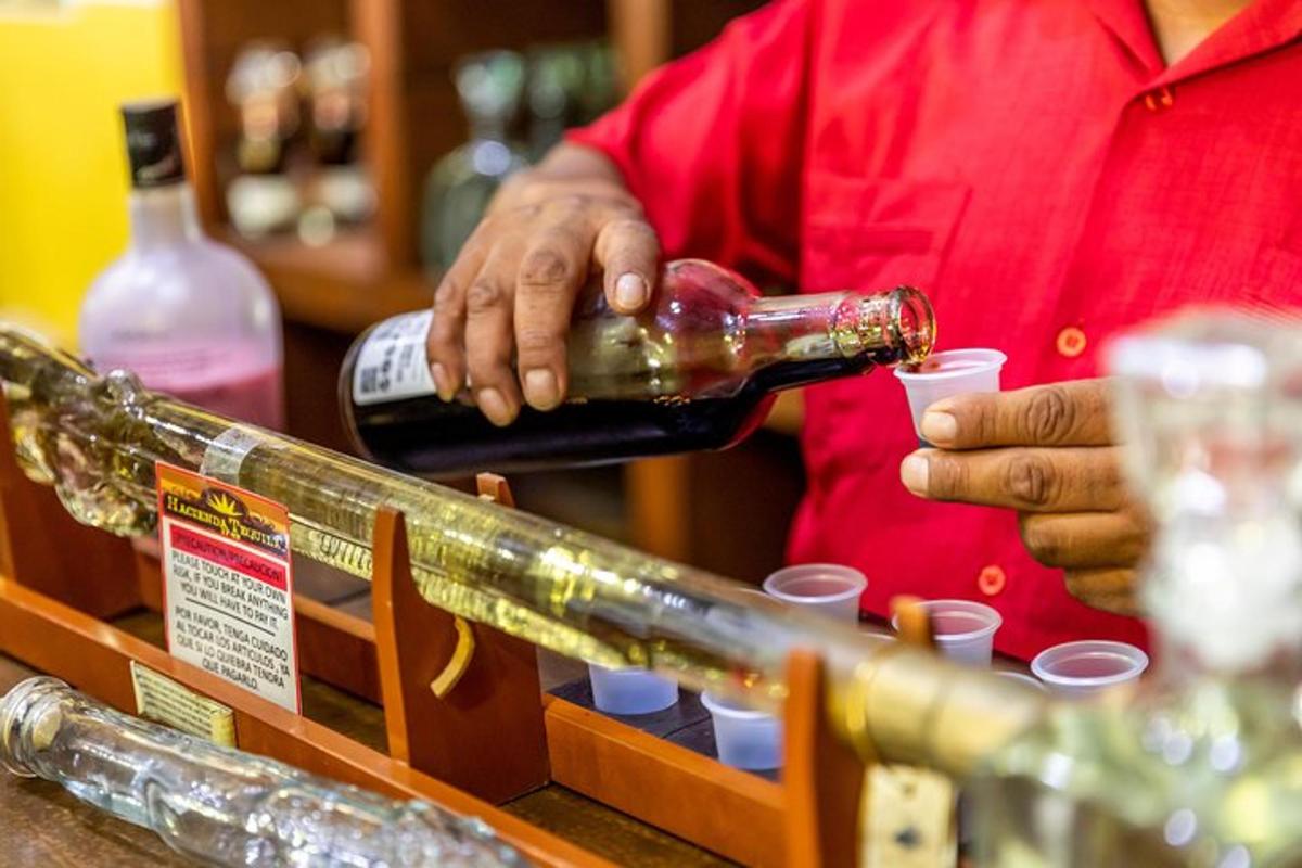 un bărbat care toarnă o sticlă de vin într-un pahar