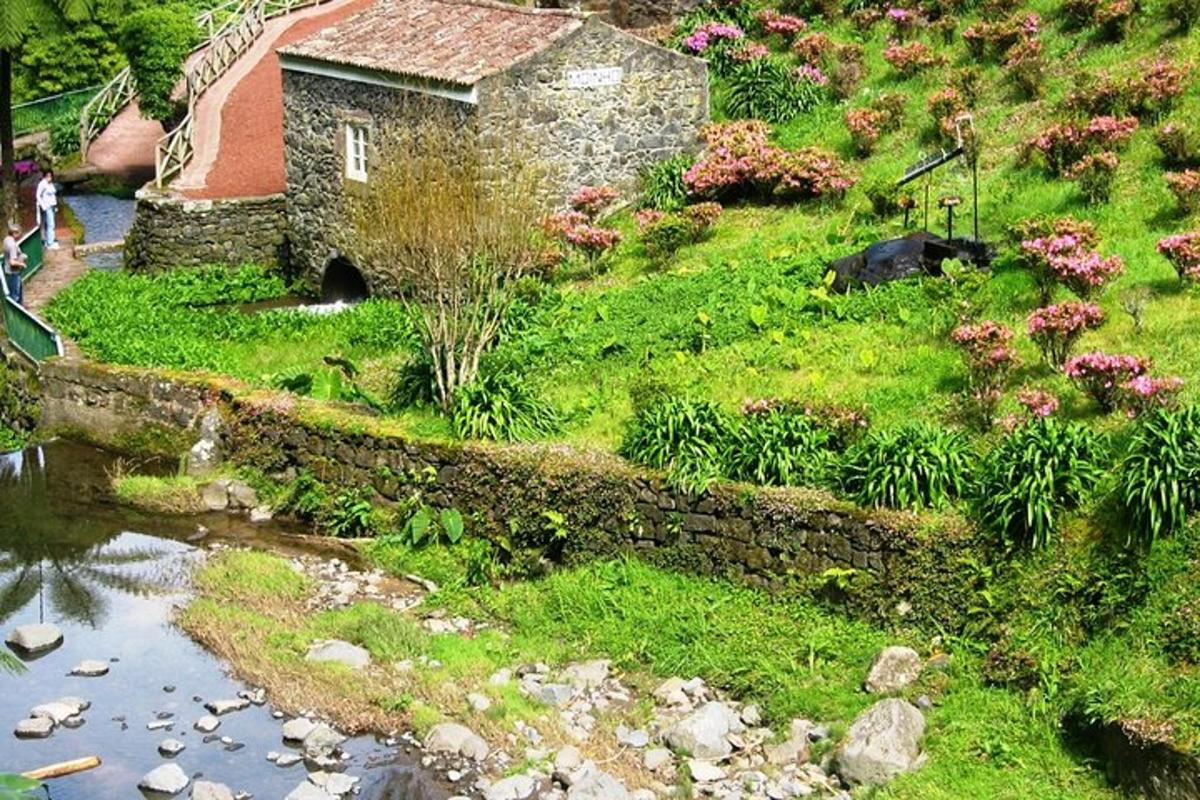 una pequeña casa en una colina junto a un río