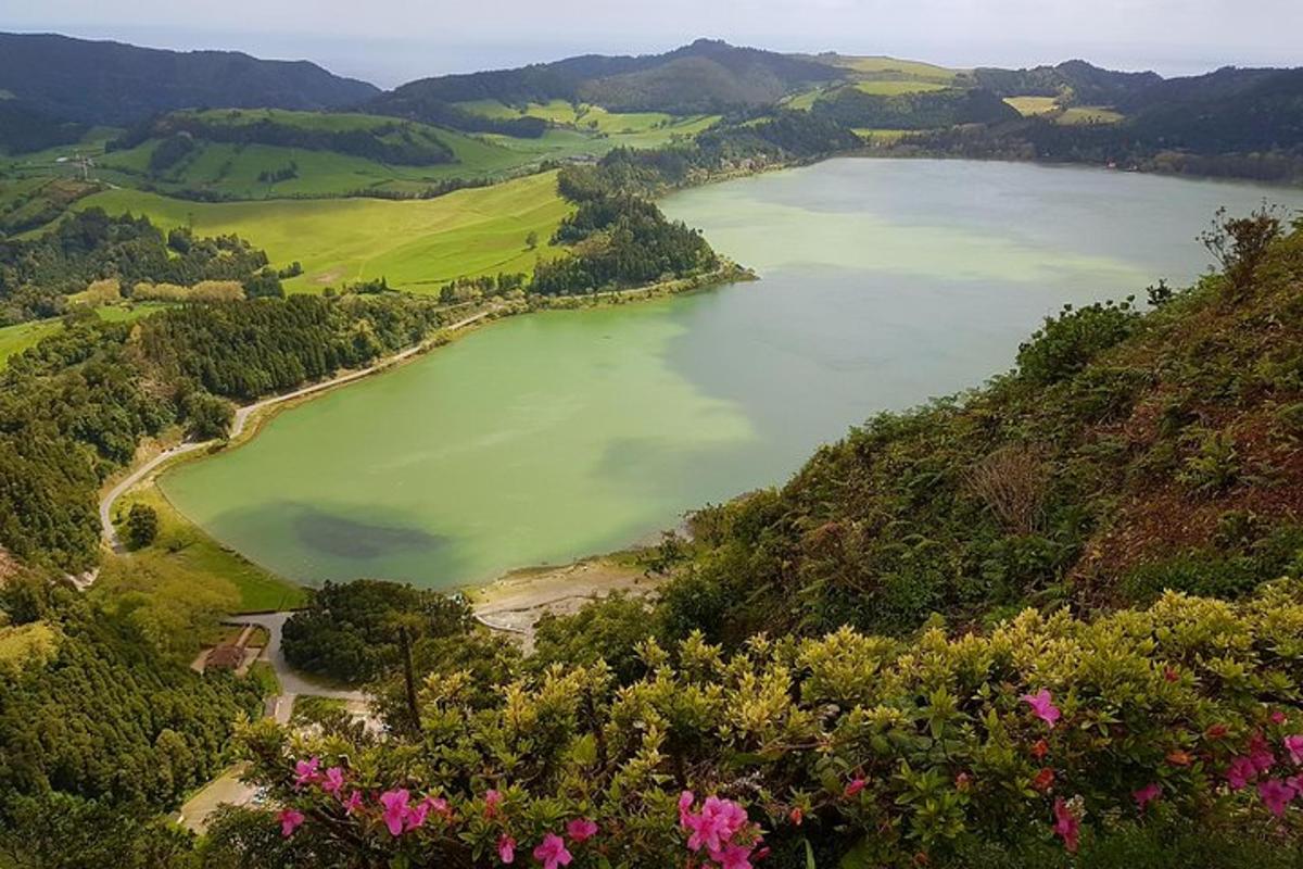 Letecký pohled na velké jezero na kopci