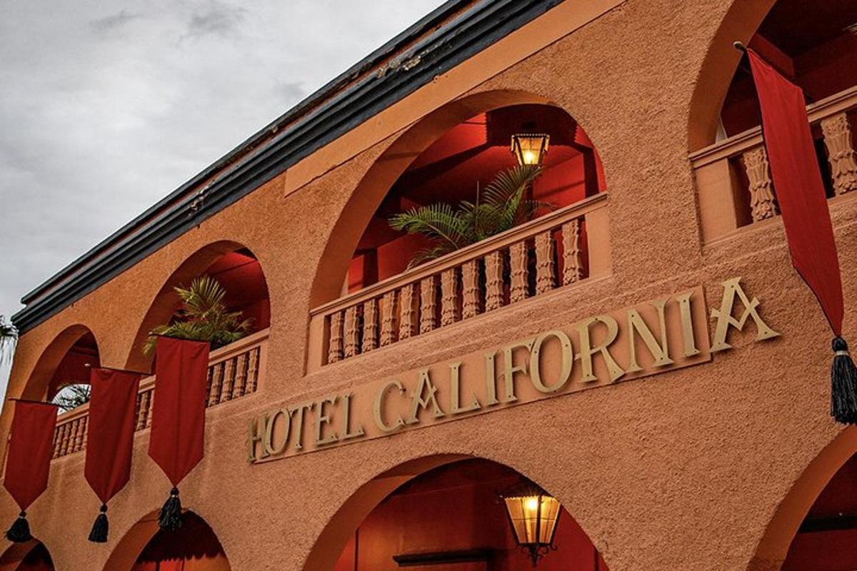 um edifício com uma placa que diz "United California"