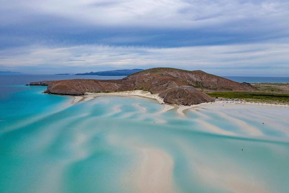 sebuah pulau di tengah-tengah air biru