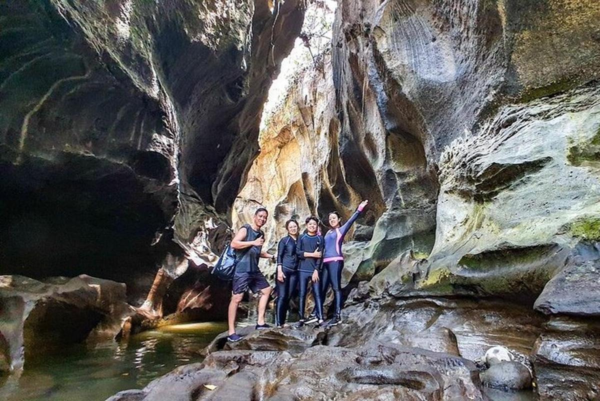 un gruppo di persone in piedi su una roccia in un fiume