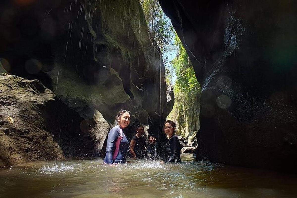un gruppo di persone in piedi nell'acqua in una grotta