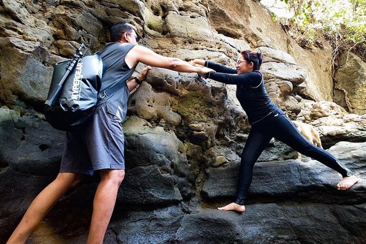 un uomo e una donna in piedi su alcune rocce