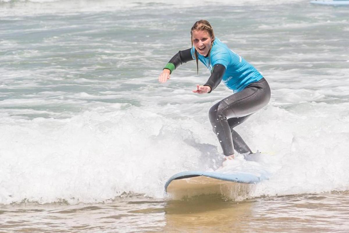 kobieta surfująca na fali w oceanie