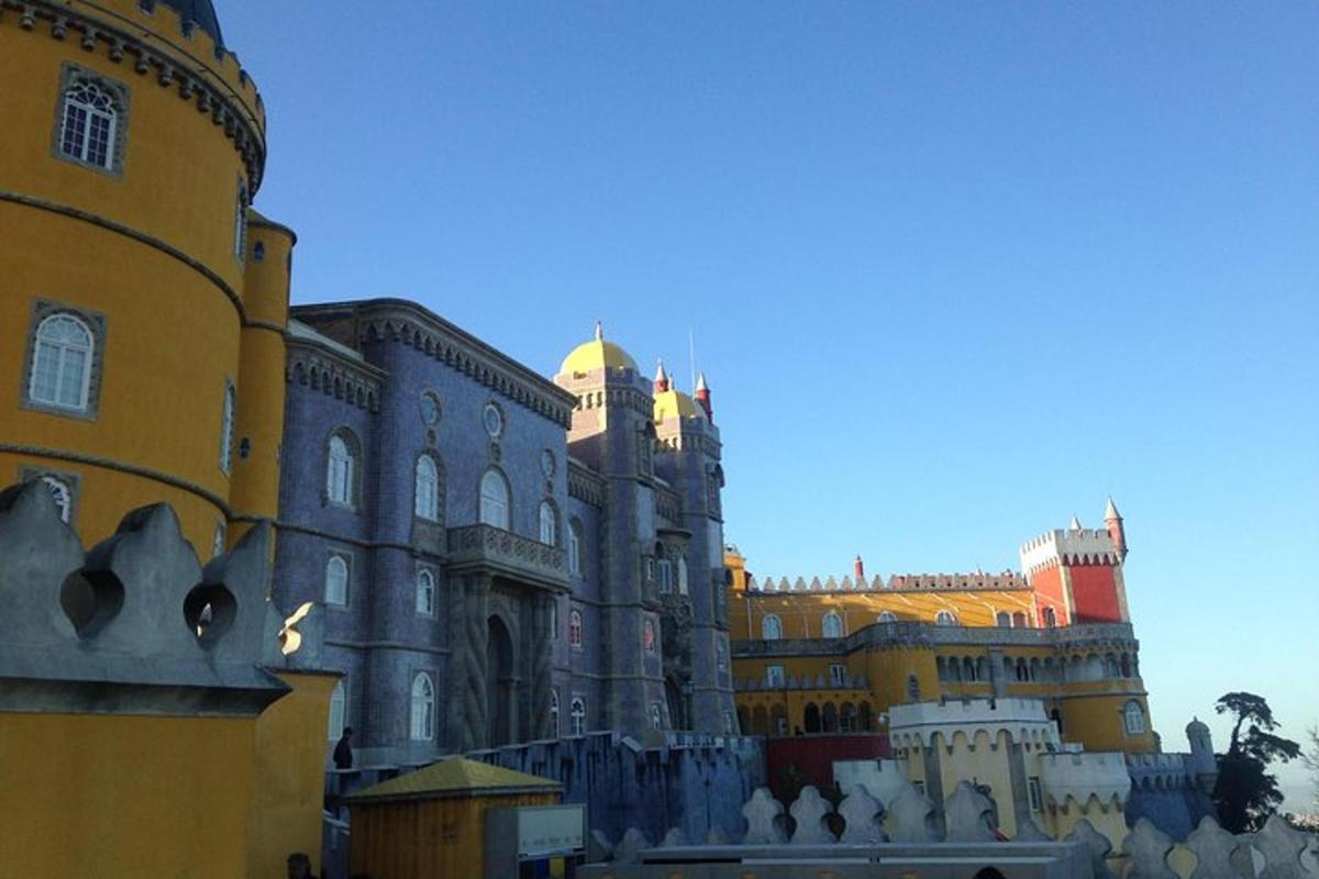 un grande edificio con giallo e arancione