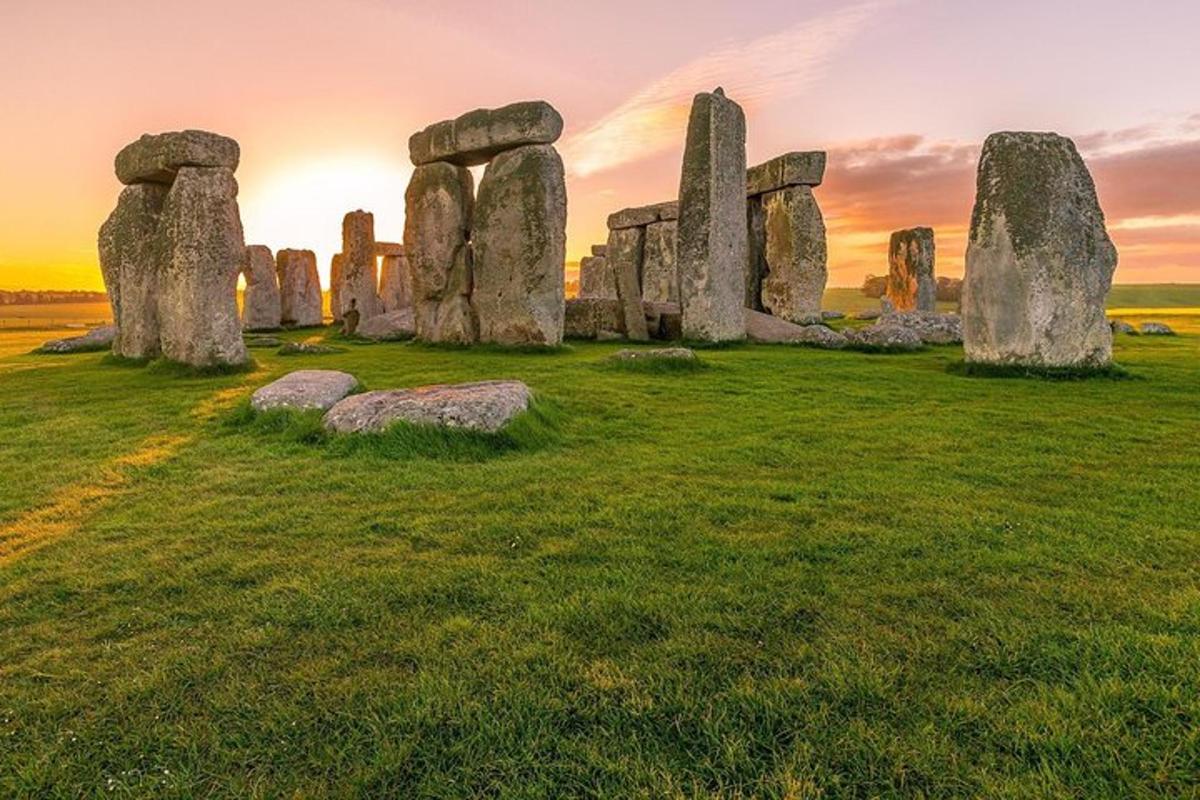 ein altes Stonehenge-Denkmal auf einem Feld bei Sonnenuntergang