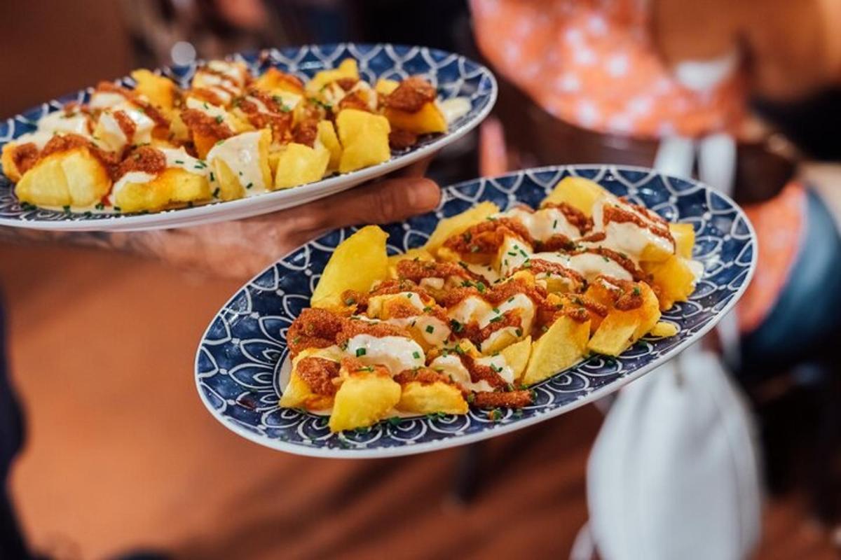 seseorang yang memegang dua pinggan makanan di atas pinggan