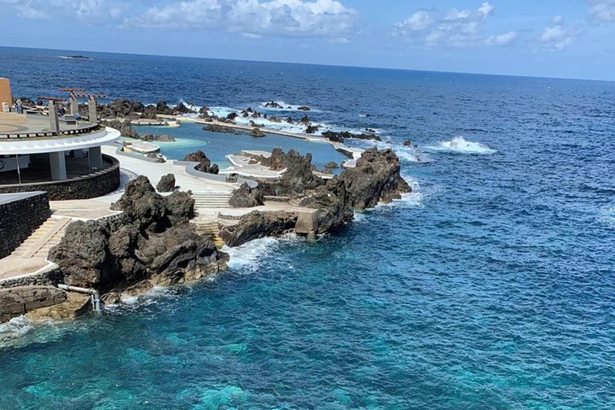 大海中央的游泳池