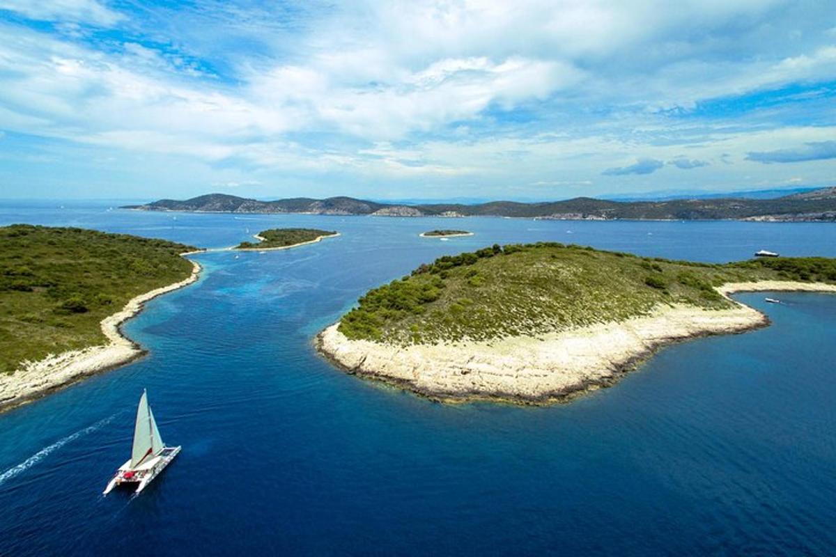 um barco na água ao lado de uma ilha