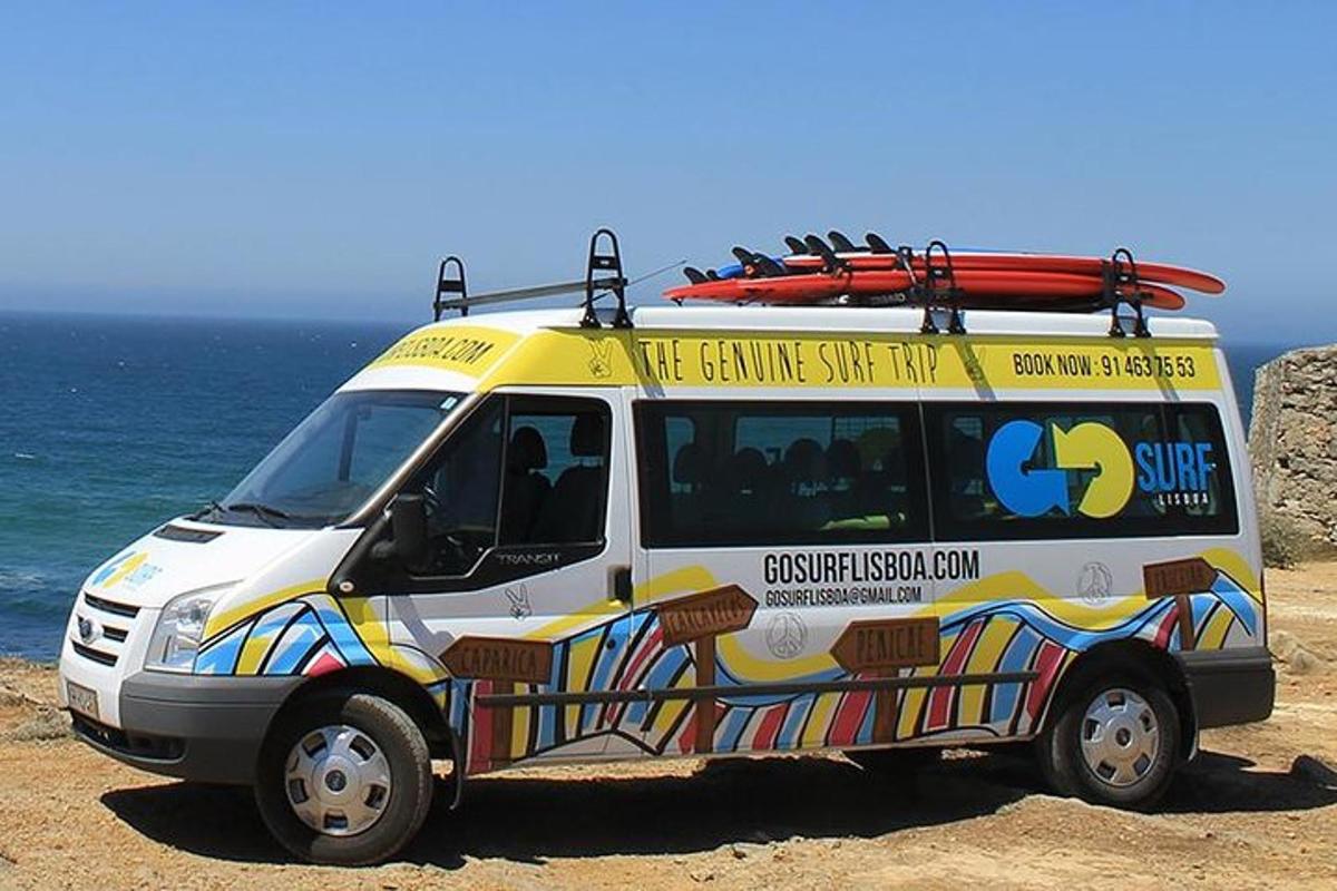 sebuah van yang diletakkan di pantai dengan papan luncur di bahagian atas