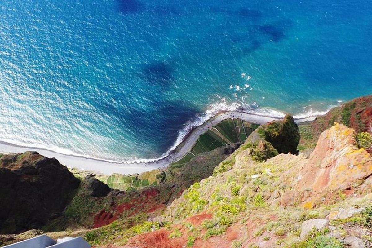 egy légi felvétel a strandról és az óceánról
