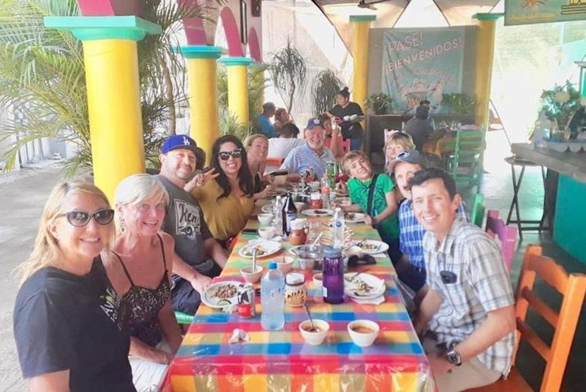 un gruppo di persone sedute a un tavolo in un ristorante
