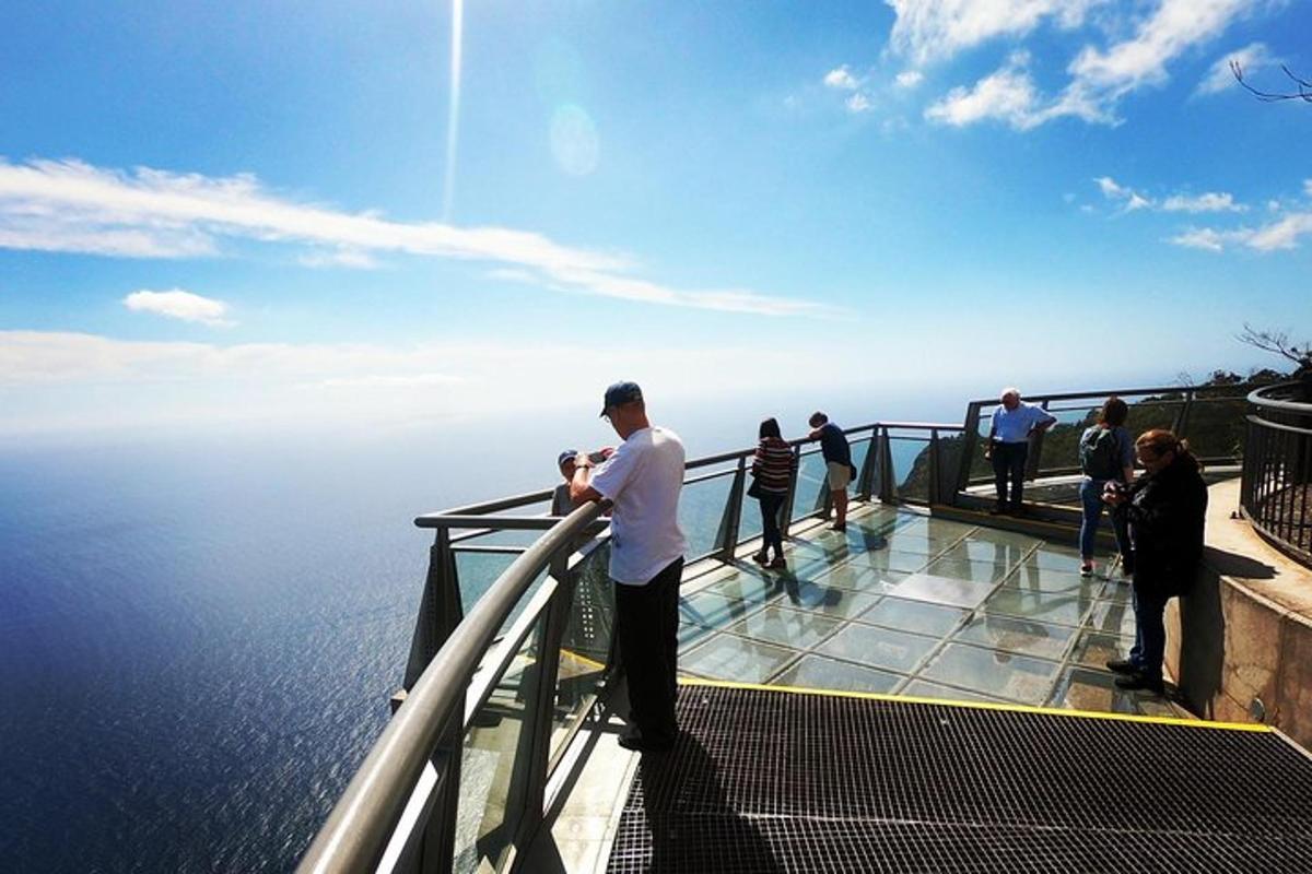 un uomo che scatta una foto del panorama dalla cima del ponte di osservazione