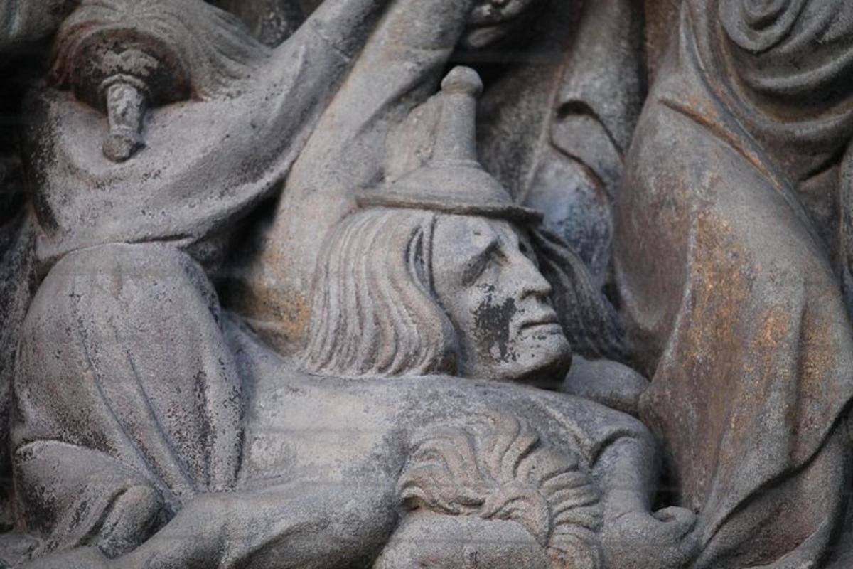 una estàtua de pedra d'una dona en un mur