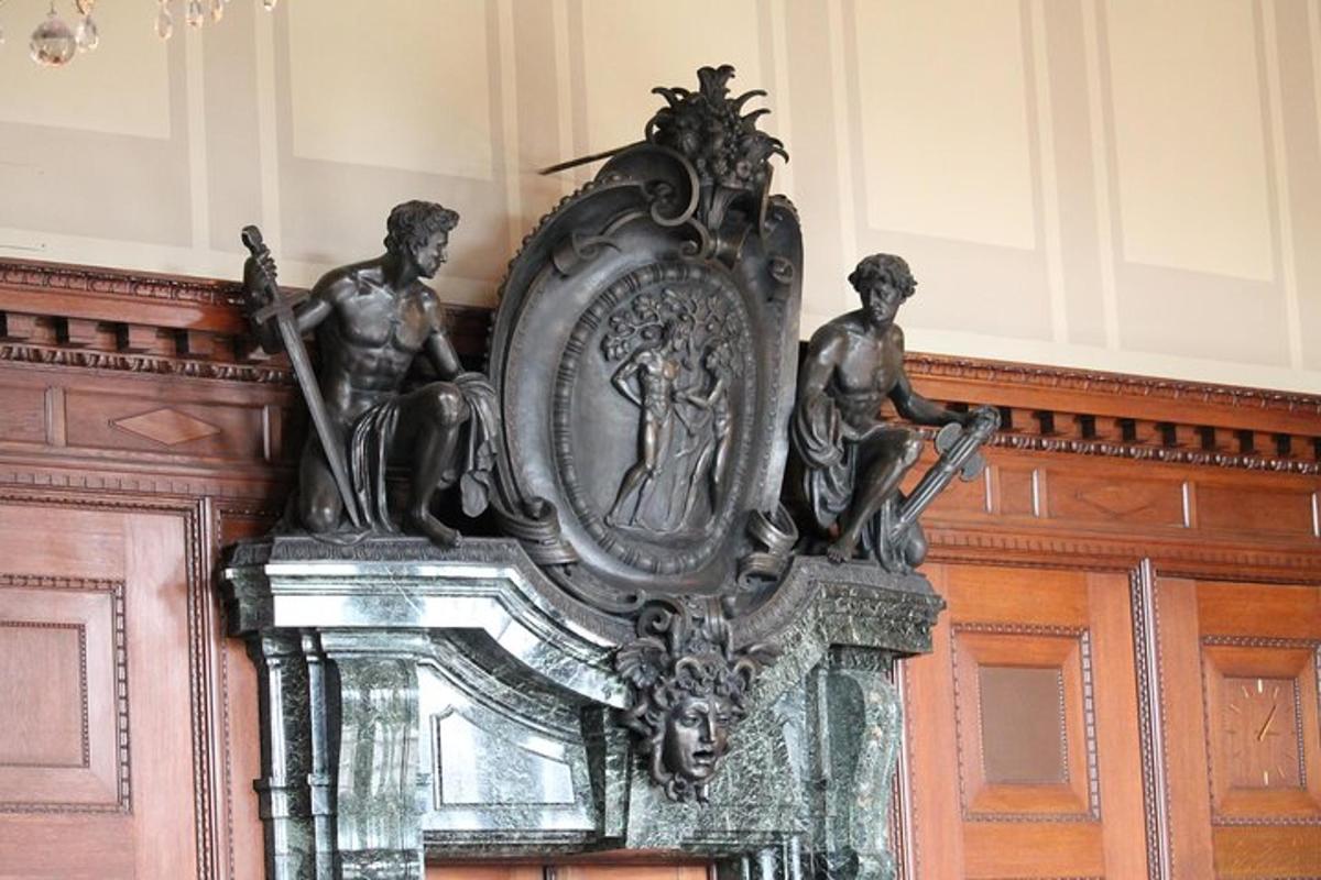 una estàtua de dos homes asseguts a sobre d'un rellotge