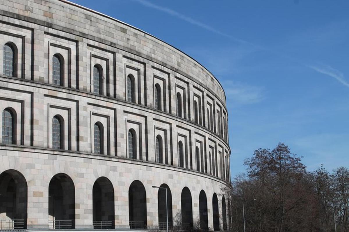 un gran edifici de pedra amb arcs als costats