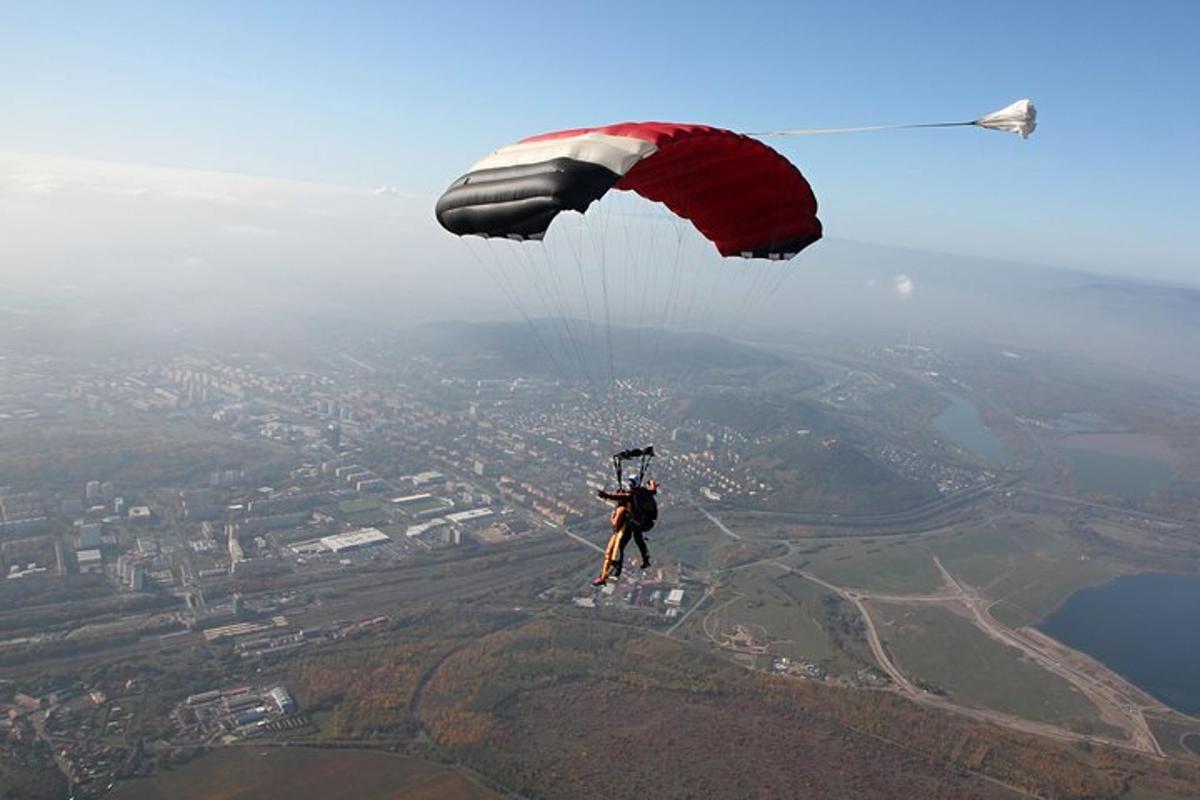 una persona sta volando con un paracadute nel cielo