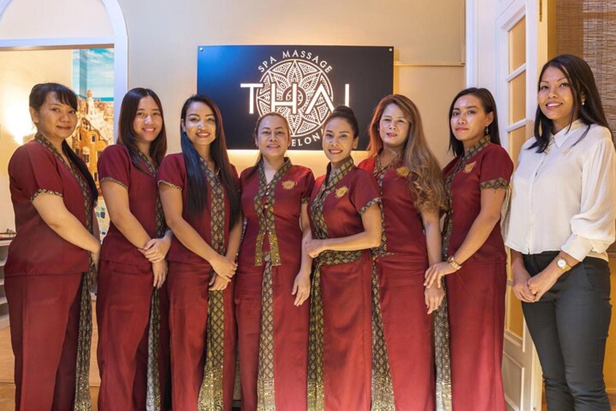 Un grupo de mujeres con vestidos rojos posando para una foto.