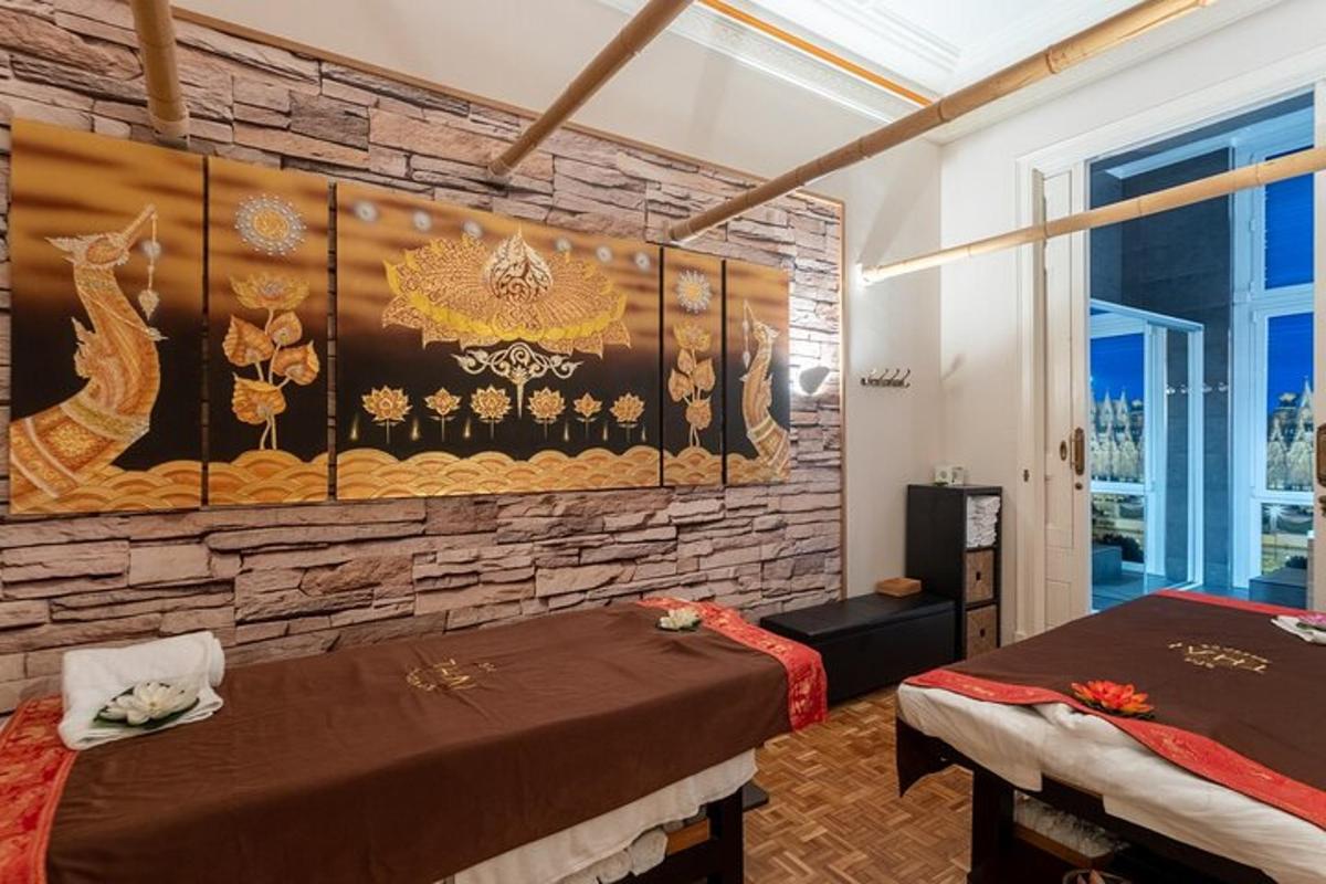Una habitación con dos camas y una pared de piedra.