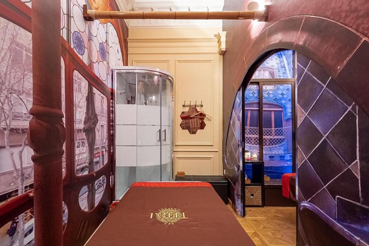 Una habitación con una mesa y un tren en la pared.