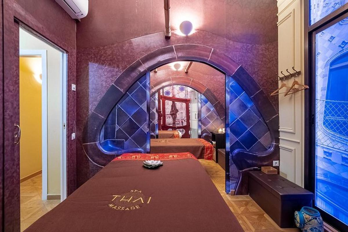 Una habitación con una cama y una habitación con un túnel.
