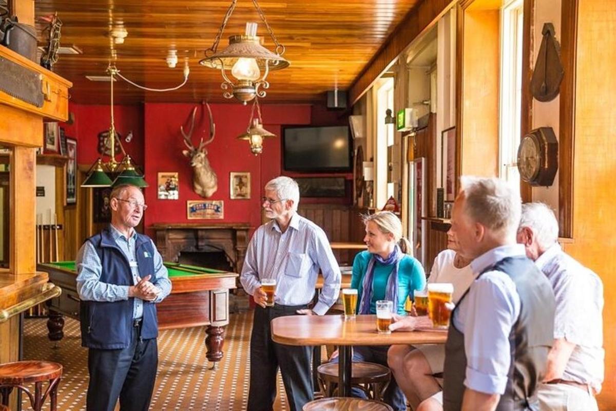 skupina lidí sedících u stolu v restauraci