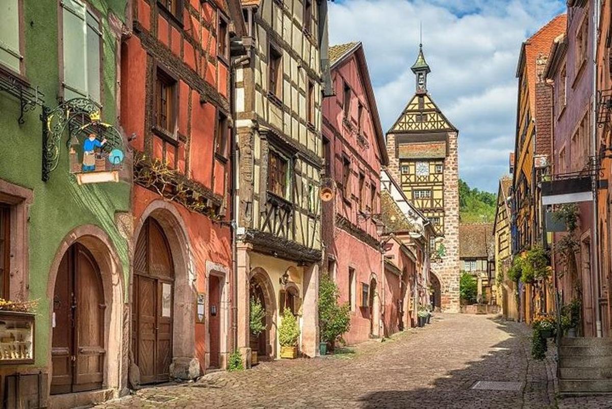 um beco em uma cidade velha com uma torre do relógio