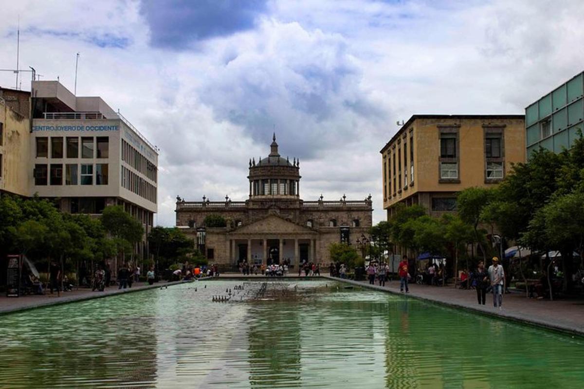 una fontana nel mezzo di una città con un edificio