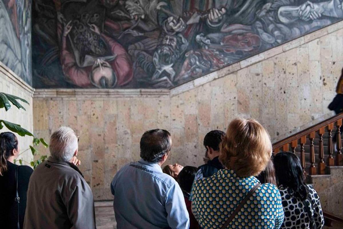 un gruppo di persone che guardano un dipinto