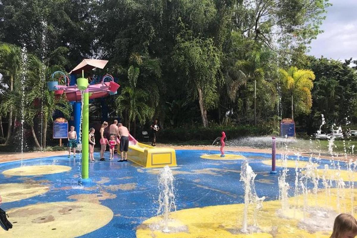 eine Gruppe von Menschen spielt in einem Wasserpark