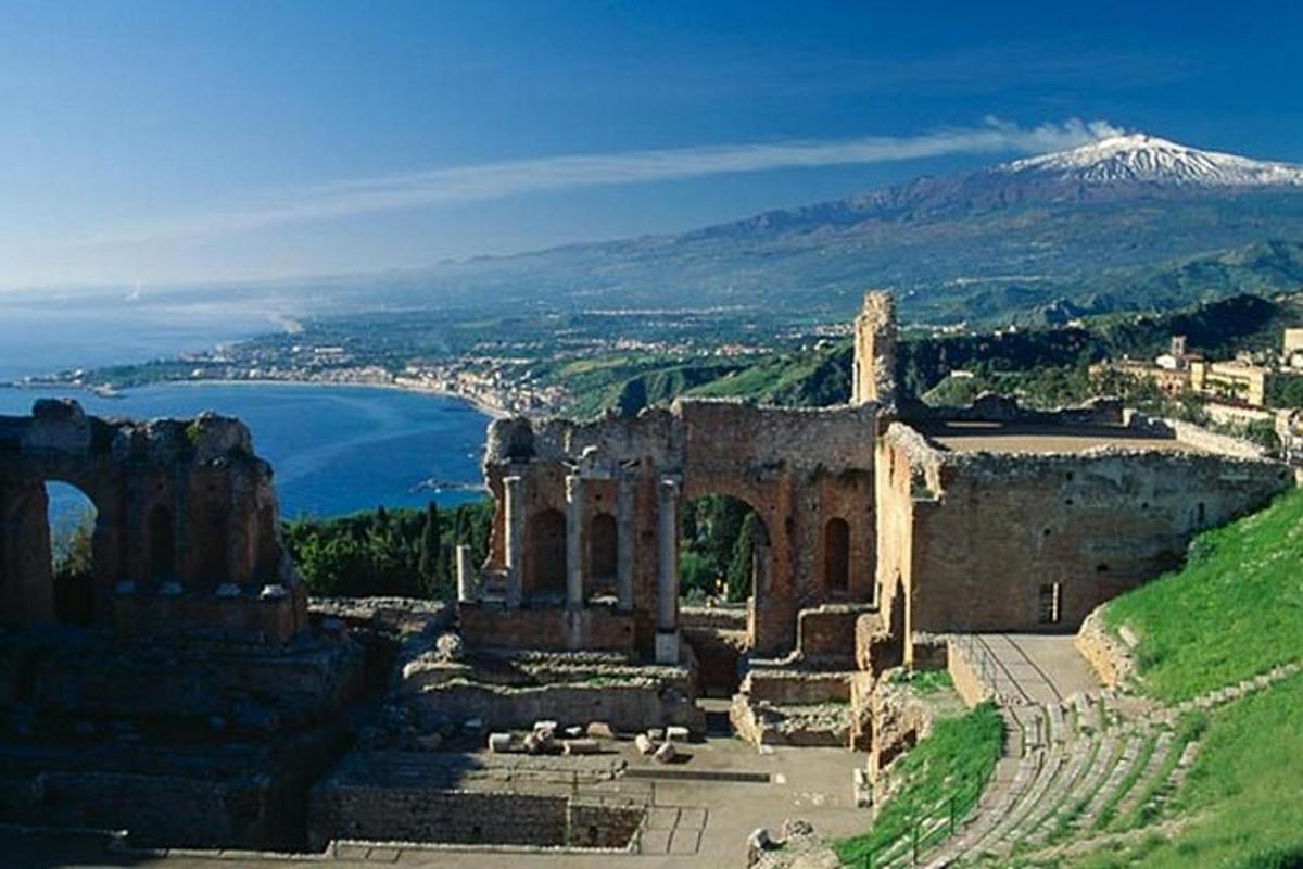 un antico edificio con una montagna sullo sfondo