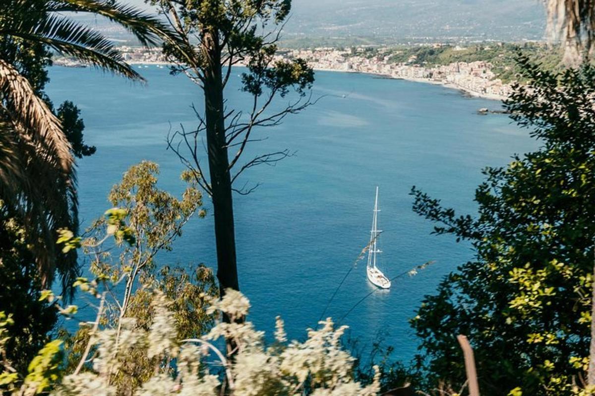 una barca a vela in un grande specchio d'acqua