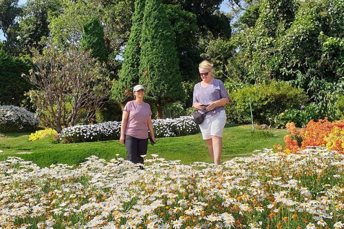 due donne che camminano in un giardino fiorito
