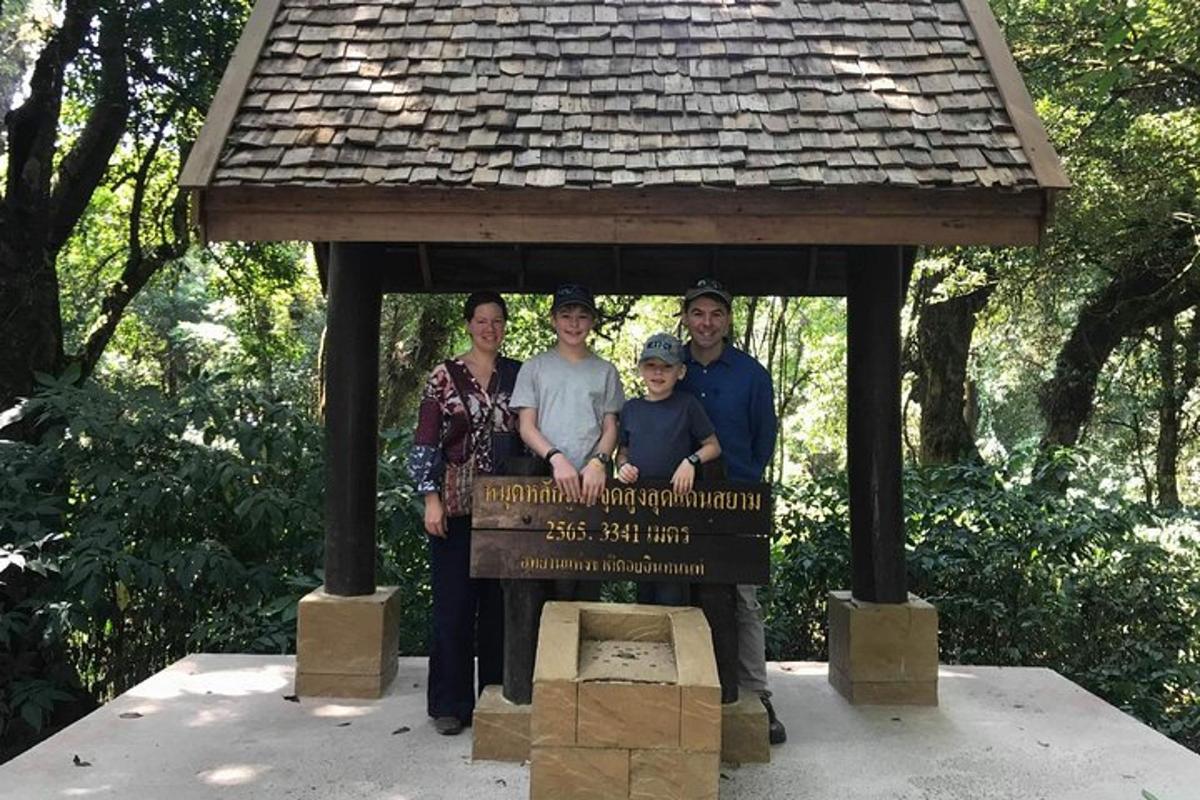 un gruppo di persone in posa per una foto in un monumento