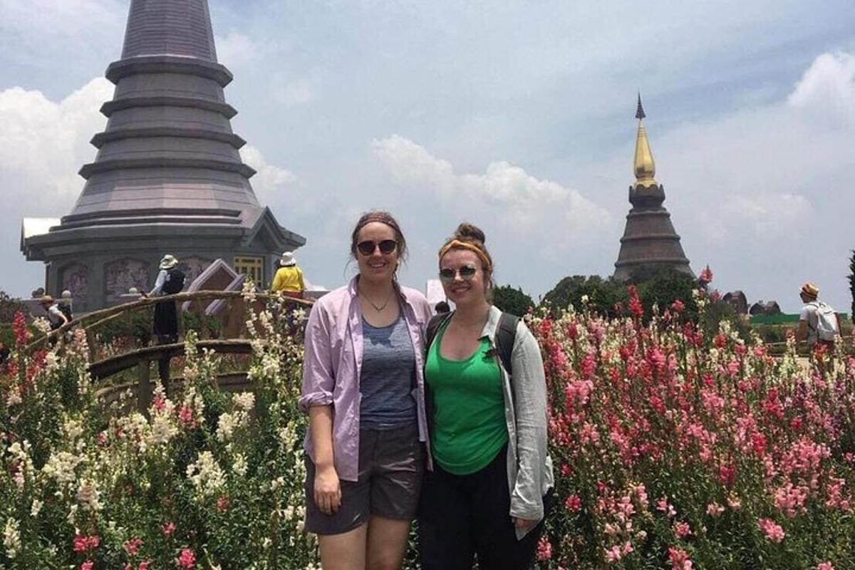 twee vrouwen staan voor een bloementuin