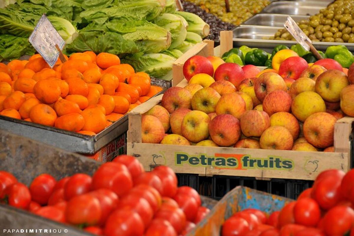 un'esposizione di frutta e verdura in scatole in un mercato