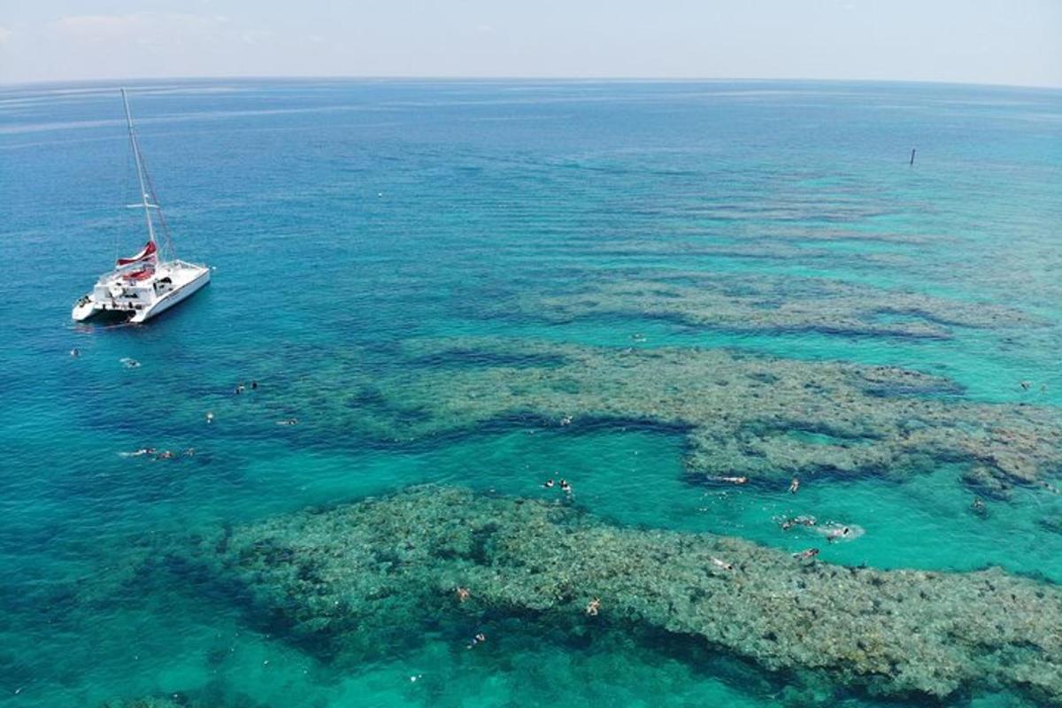 loď plovoucí v oceánu vedle útesu
