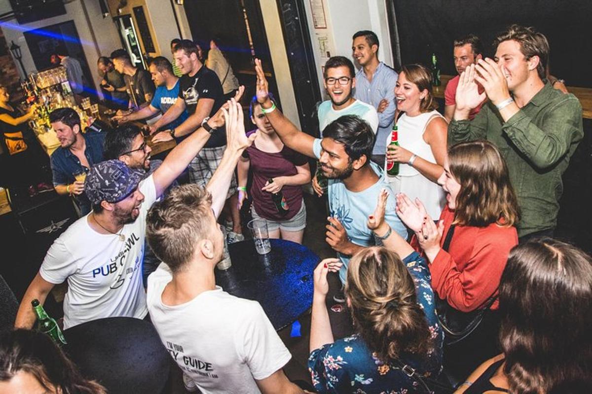 skupina lidí, kteří si na večírku pochutnávají na skleničkách