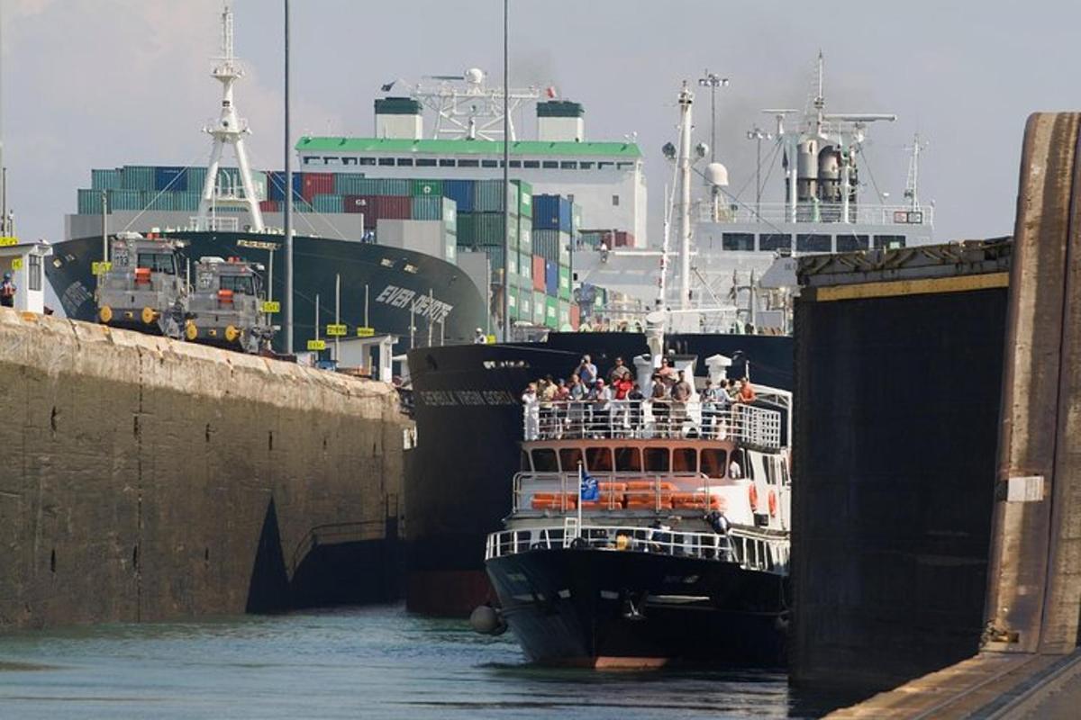 una grande barca sta attraversando un tunnel