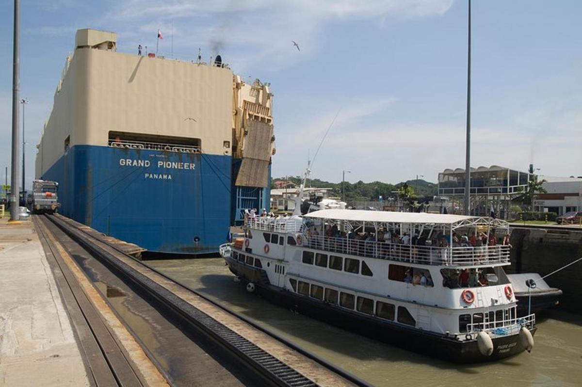 ein Kreuzfahrtschiff liegt im Wasser
